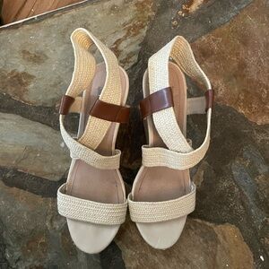Steve Madden Cream and Brown Women's Sandals. Size 7.5 or 8